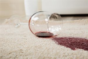 روش از بین بردن لکه نوشیدنی روی فرش در قالیشویی آئین خراسان مشهد